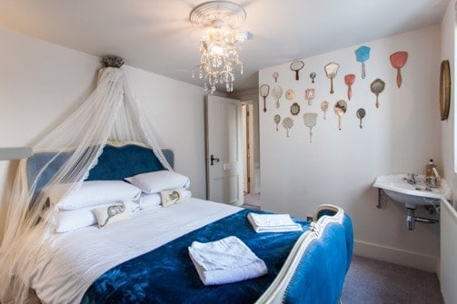 Get ready for one killer Alice in Wonderland theme hen party PLUS not one but TWO Alice in Wonderland houses that will blow your mind. Down the rabbit's hole we go!