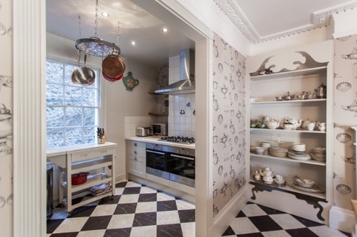 Get ready for one killer Alice in Wonderland theme hen party PLUS not one but TWO Alice in Wonderland houses that will blow your mind. Down the rabbit's hole we go!