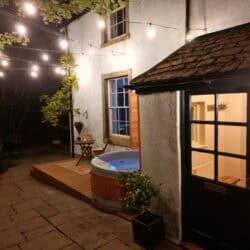 Hen Party Cottage With Hot Tub In The Cotswolds