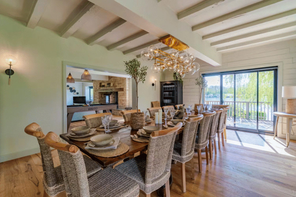 dining area in group accommodation in Oxfordshire