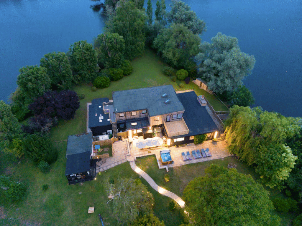 Luxury Island & Hen Party House in Oxfordshire
