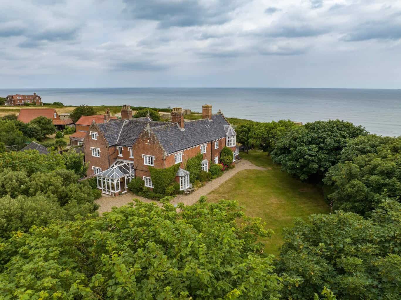 beautiful, large hen party house looking over the sea and beach in Norfolk